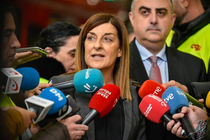 La presidenta de Cantabria, María José Sáenz de Buruaga, atiende a medios durante la presentación del inicio de la fabricación de los nuevos trenes de ancho métrico de Renfe, en CAF, 