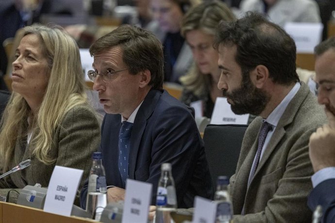 La consejera de Economía, Hacienda y Empleo de la Comunidad de Madrid, Rocío Albert; el alcalde de Madrid, José Luis Martínez-Almeida, y el ministro de Economía, Comercio y Empresa, Carlos Cuerpo