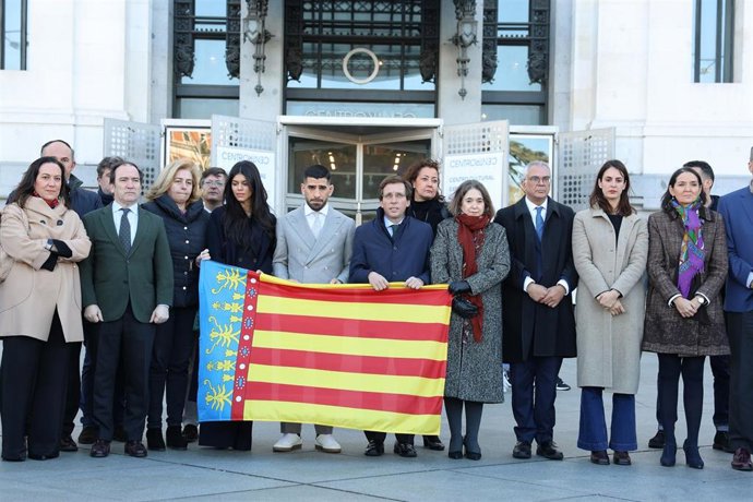 El alcalde de Madrid, José Luis Martínez-Almeida (5d), acompañado del campeón del mundo de UFC Ilia Topuria (5i) y su mujer (4i) y miembros del Gobierno municipal homenajean a las víctimas del incendio en Valencia