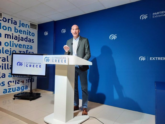 El portavoz del PP extremeño, José Ángel Sánchez Juliá, en rueda de prensa