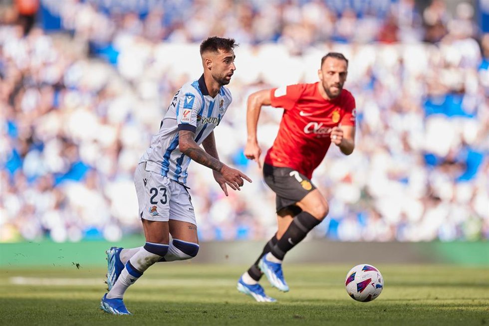 Archivo - Brais Mendez, jugador de la Real Sociedad, junto a Vedat Muriqi, jugador del Mallorca.