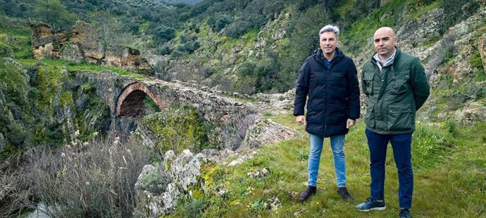 El vicepresidente primero y delegado de Infraestructuras, Sostenibilidad y Agricultura de la Diputación de Córdoba, Andrés Lorite (izda.), en su visita al puente Mocarra en Espiel.