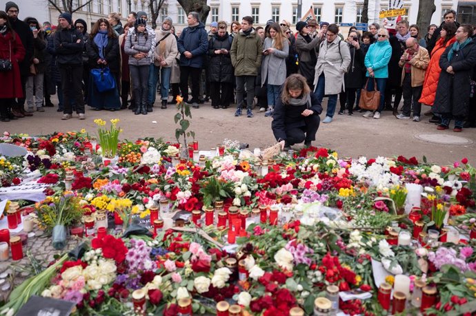 18 February 2024, Berlin: People stand in front of flowers outside the Russian embassy in Berlin-Mitte after the death of Russian opposition figure Alexei Navalny. Photo: Fabian Sommer/dpa