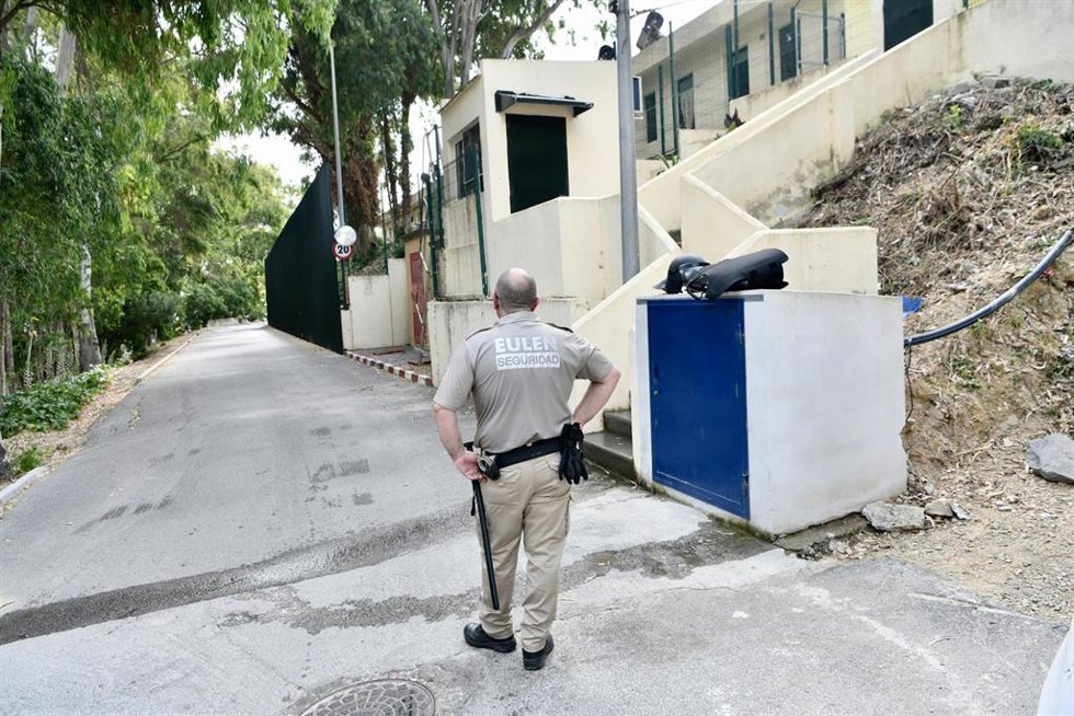Archivo - Un vigilante de seguridad en el Centro de Estancia Temporal de Inmigrantes (CETI), a 2 de junio de 2022, en Ceuta (España). eis detenidos hasta el momento.