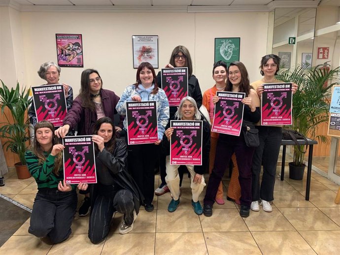 Integrantes de la Coordinadora Transfeminista de Mallorca sostienen el cartel de la manifestación del 8M.