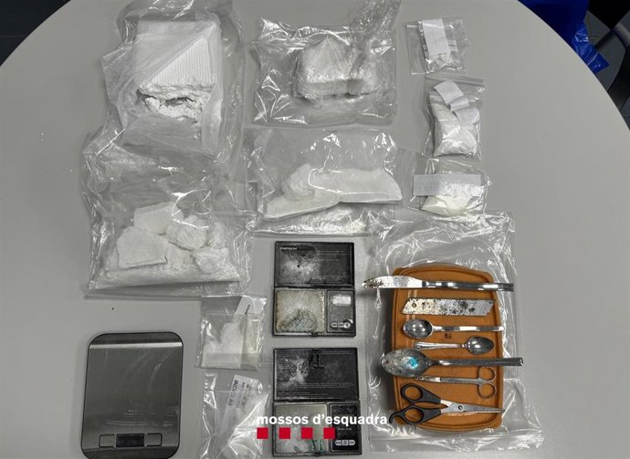 La policía ha incuatado bolsitas con cocaína, una báscula de precisión, utensilios para manipularla y medicamentos utilizados para cortarla.