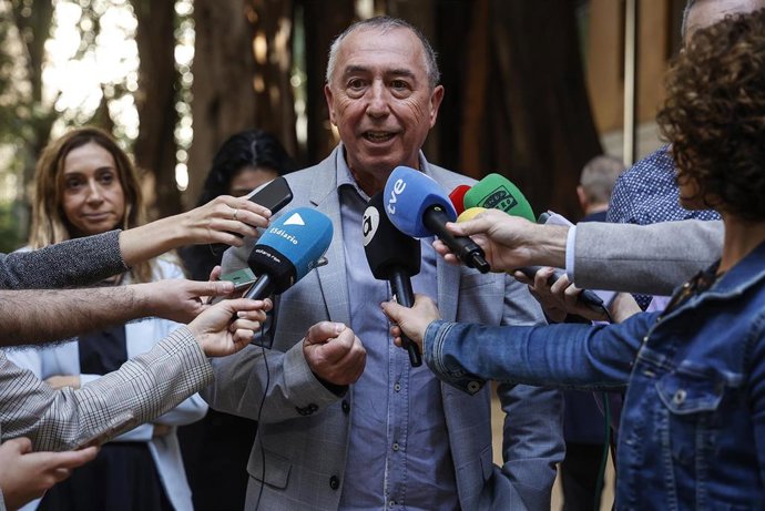 Archivo - El diputado de Compromís en Les Corts Joan Baldoví ofrece declaraciones a los medios