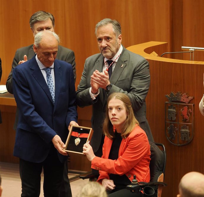 La medallista paralímpica Marta Fernández recibe la Medalla de Oro de las Cortes