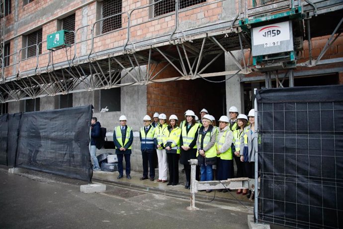 La consejera de Fomento, Articulación del Territorio y Vivienda, Rocío Díaz, participa junto a la alcaldesa de Almería, María del Mar Vázquez, en el minuto de silencio por las víctimas del incendio de Valencia.