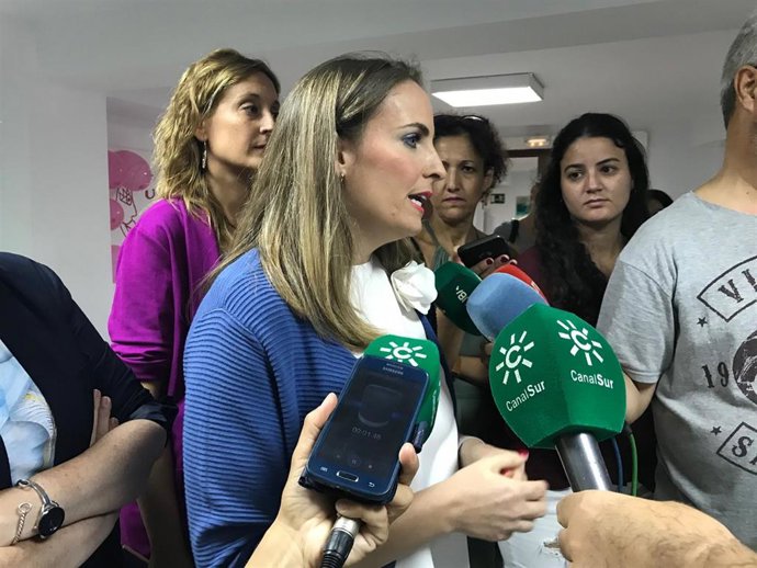 Archivo - Elena Ruiz en una imagen de archivo de atención a los medios en Huelva.