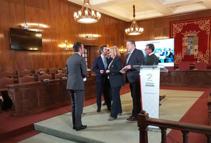 El presidente de la Diputación Provincial, Javier Faúndez; la delegada territorial de la Junta en Zamora, Leticia García Sánchez; el gerente autonómico del Ecyl, Álvaro Ramos; y el director general de Trabajo, Fernando de la Parte.
