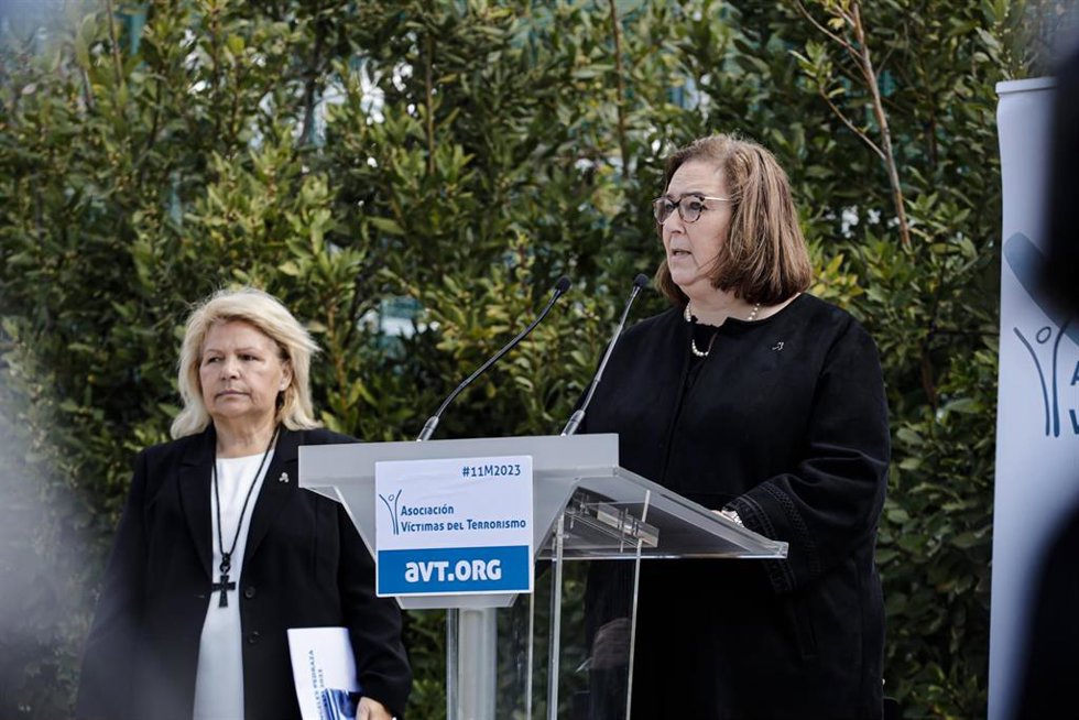 Archivo - La presidenta de la Asociación Víctimas del Terrorismo (AVT), Maite Araluce, durante un acto en el Bosque del Recuerdo del Parque de El Retiro
