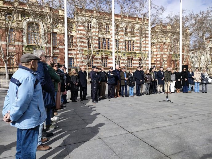 El Ayuntamiento de Logroño ha acogido un minuto de silencio por los fallecidos en el incendio de Valencia