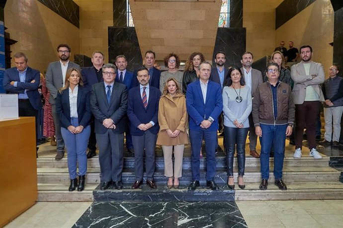 Minuto de silencio en recuerdo por las víctimas del incendio de Valencia