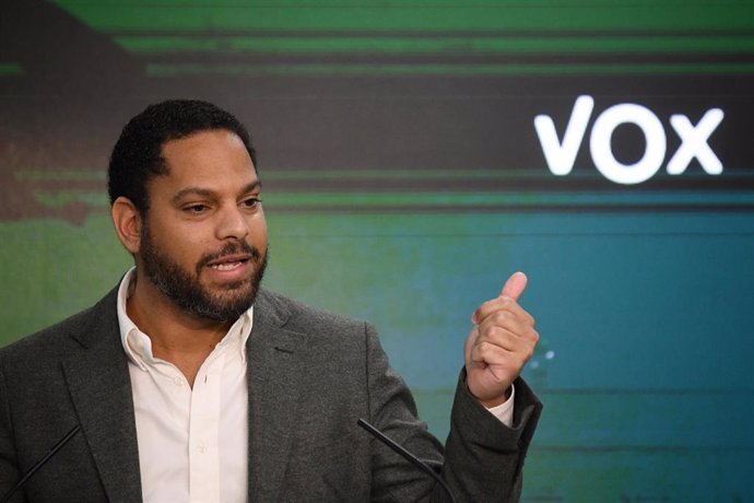 El secretario general de Vox, Ignacio Garriga, durante una rueda de prensa posterior a la reunión del Comité de Acción Política de VOX, en la sede del partido.