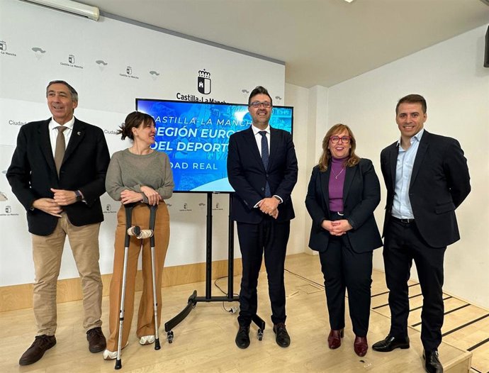 El consejero de Educación, Cultura y Deportes de C-LM, Amador Pastor, y la delegada de la Junta en la provincia de Ciudad Real, Blanca Fernández, presentando las actividades deportivas en la provincia con motivo de la Región Europea del Deporte.