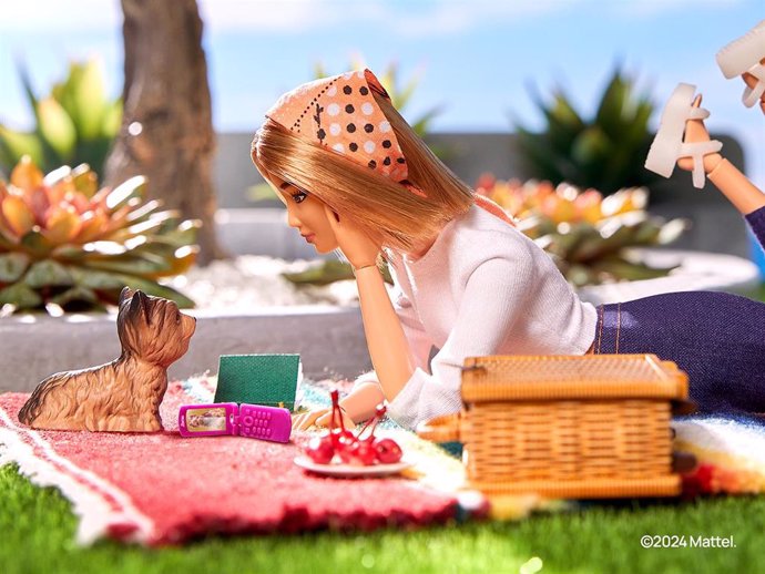 HMD presenta el Barbie Flip Phone, junto con Mattel.