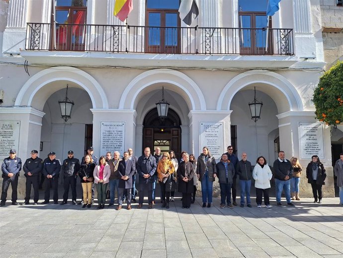 Minuto de silencio en la puerta del Ayuntamiento de Mérida en homenaje a las víctimas del incendio de Valencia este lunes