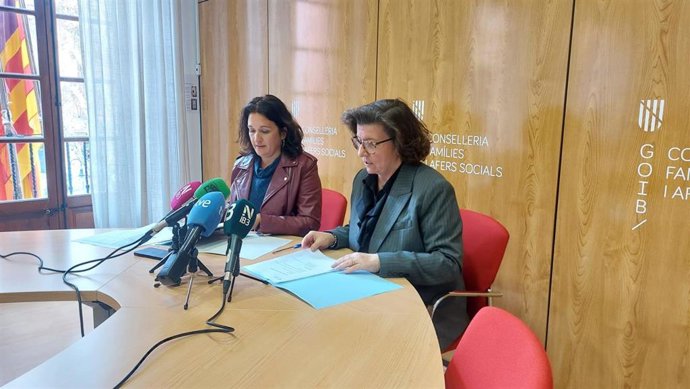 La consellera de Familia y Asuntos Sociales, Catalina Cirer, y la directora del IbDona, Cati Salom.