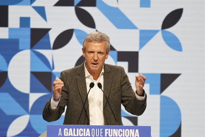 El presidente de la Xunta de Galicia y candidato del PP a la reelección, Alfonso Rueda, interviene durante el cierre de la campaña electoral del PP, a 16 de febrero de 2024, en Palexco, A Coruña, Galicia (España). Este último encuentro se enmarca dentro