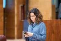 Ayuso denuncia que un cartel de EH Bildu incluye similitudes con el emblema de ETA: "Se ríen de todos"