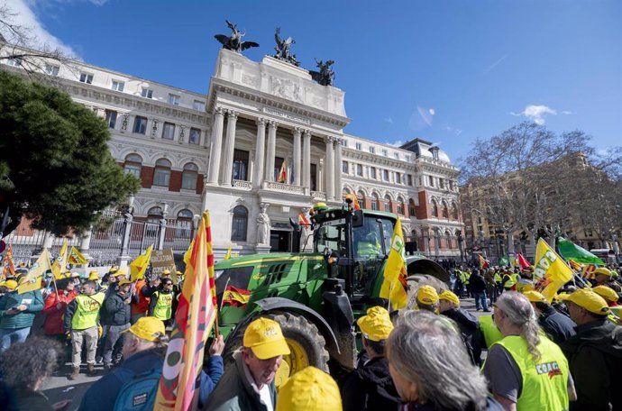 Un tractor llega a la concentración de agricultores en el Ministerio de Agricultura, 