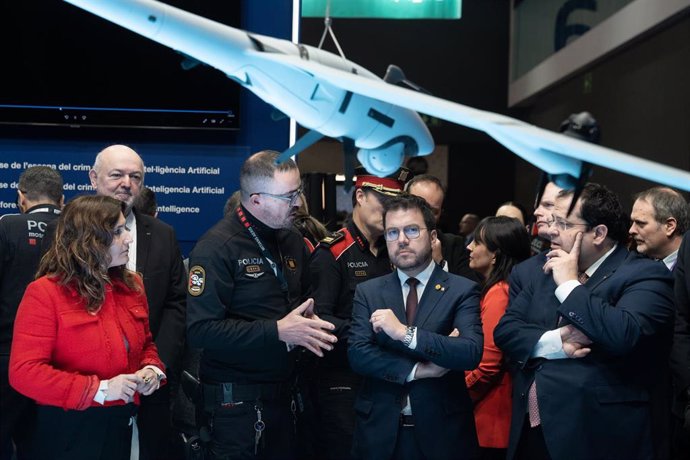 El presidente de la Generalitat, Pere Aragons, visita el estand de los Mossos d'Esquadra en el Mobile World Congress 2024, celebrado en el recinto Gran Via de Fira de Barcelona, a lunes 26 de febrero de 2024