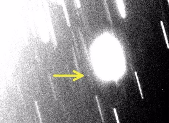 La luna nueva de Urano, S/2023 U1, está señalada por la flecha amarilla en la imagen inferior. Es el punto de luz súper tenue, no la gran mancha.