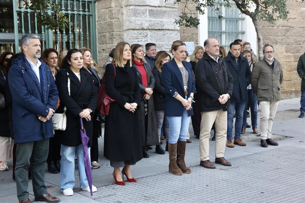 La Corporación provincial de la Diputación de Cádiz guarda un minuto de silencio por las víctimas del incendio de Valencia.