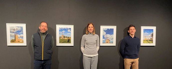 La consellera insular de Cultura y Patrimonio, Antónia Roca, junto al artista y fotógrafo Lluís Bort, durante la presentación de la exposición 'Passió pel patrimoni moliner', que se inaugurará este jueves en el Centro Cultura la Misericòrdia.
