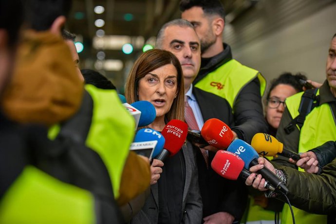 La presidenta de Cantabria, María José Sáenz de Buruaga, atiende a medios durante la presentación del inicio de la fabricación de los nuevos trenes de ancho métrico de Renfe, en CAF, a 26 de febrero de 2024, en Beasain, Gipuzkoa, País Vasco (España). 