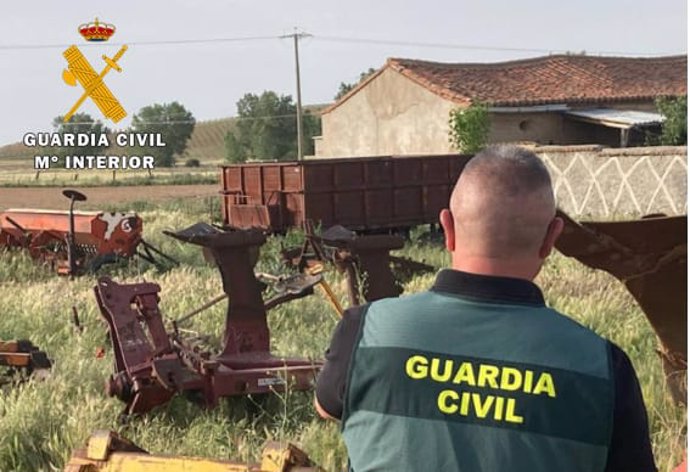 La Guardia Civil en la explotación agrícola afectada en Castrejón de Trabanco (Valladolid).