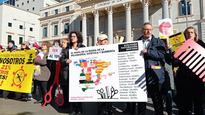 Concentración de la Alianza Empresarial por la Bajada del IVA a la imagen personal en Madrid