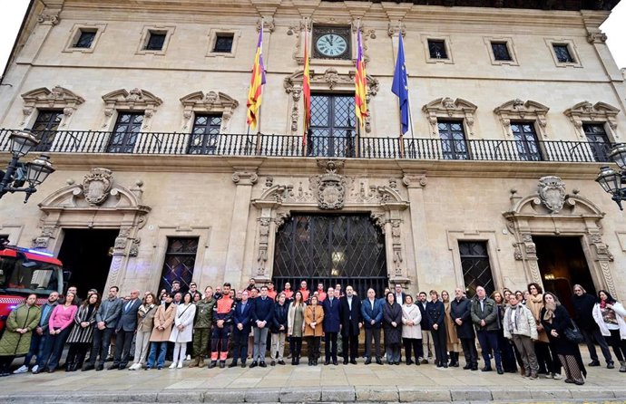 Minuto de silencio en la plaza de Cort de Palma en recuerdo de las víctimas del incendio de Valencia