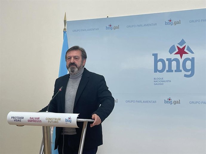 El diputado del BNG Luís Bará en una rueda de prensa en el Parlamento de Galicia.