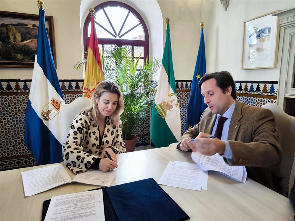 La alcaldesa de la ciudad, Ana Isabel Jiménez, ha rubricado el compromiso municipal con el presidente del Consejo de Hermandades, Enrique Ruíz Portillo.