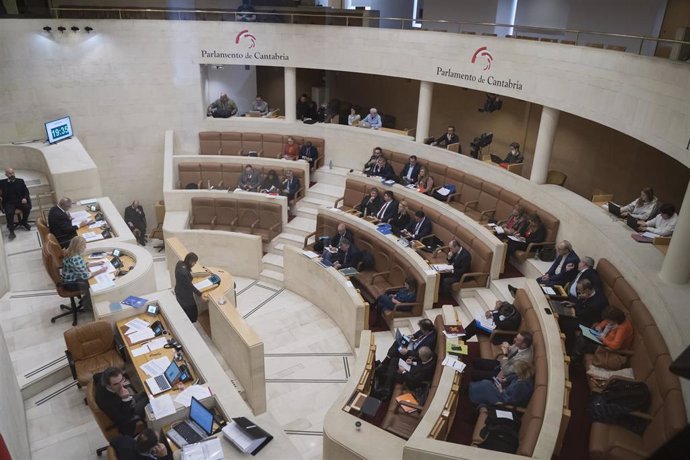 Archivo - Pleno del Parlamento de Cantabria