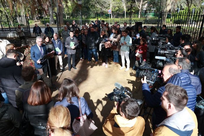 El alcalde de Sevilla, José Luis Sanz, presenta la guía 'Árboles singulares de Sevilla'.