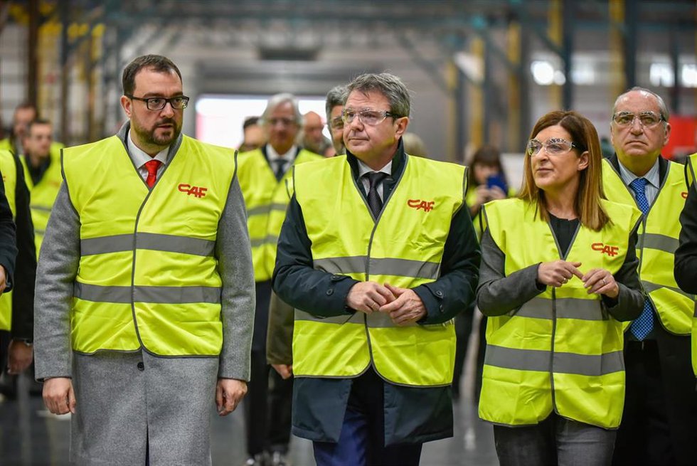 El presidente del Principado de Asturias, Adrián Barbón (1i); el secretario de Estado de Transportes y Movilidad Sostenible, José Antonio Santano (c), y la presidenta de Cantabria, María José Sáenz de Buruaga 