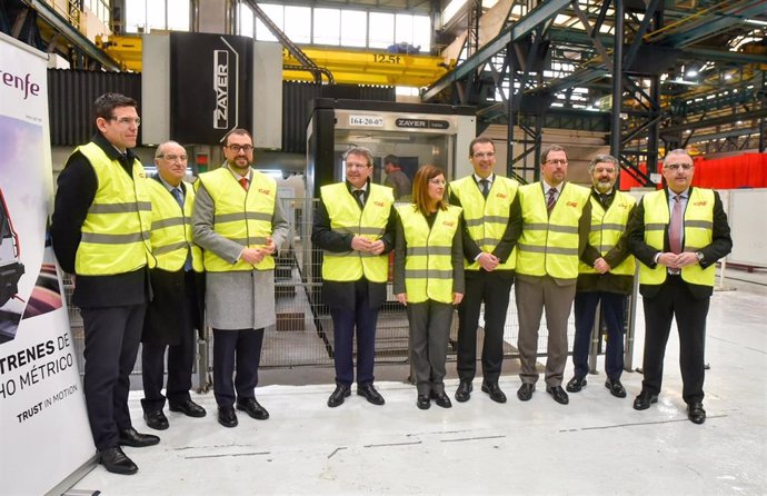 Foto de familia de los asistentes a la presentación del inicio de la fabricación de los nuevos trenes de ancho métrico de Renfe, en CAF, a 26 de febrero de 2024, en Beasain, Gipuzkoa, País Vasco (España). La fabricación comprende los nuevos trenes de Cerc