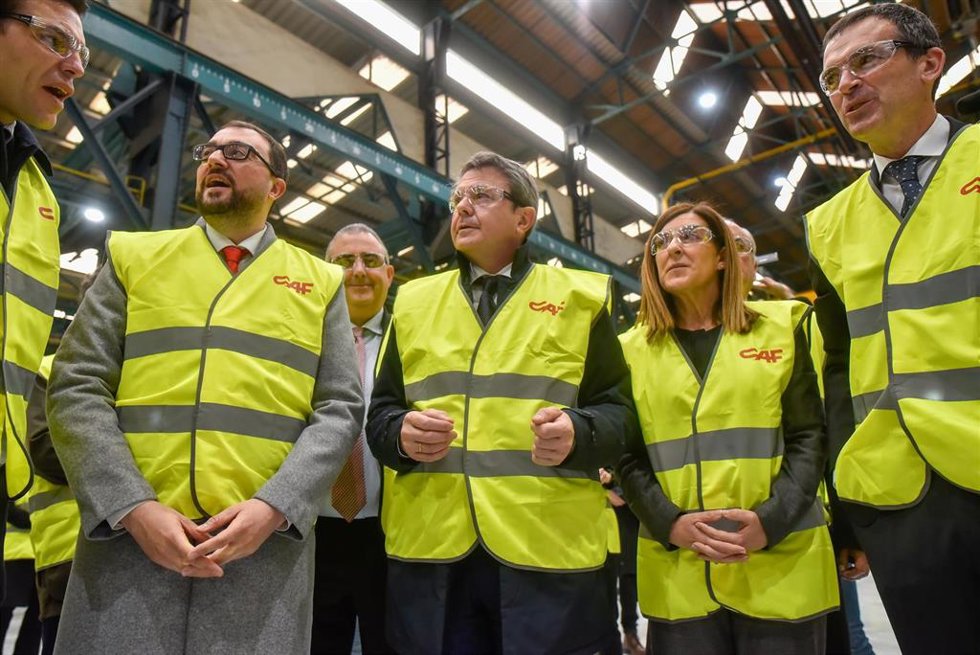 El presidente del Principado de Asturias, Adrián Barbón (1i); el secretario de Estado de Transportes y Movilidad Sostenible, José Antonio Santano (c), y la presidenta de Cantabria, María José Sáenz de Buruaga (2d).