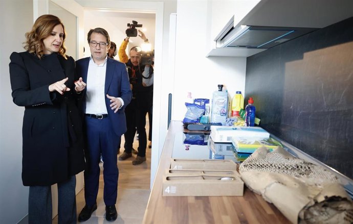 Catalá en la visita al edificio de Safranar donde cien familias que han perdido sus viviendas en el edificio de Campanar han pedido ser reubicadas