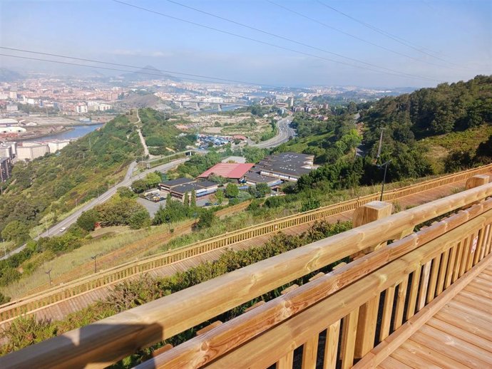 Pasarela de madera que une Artxanda con Enekuri