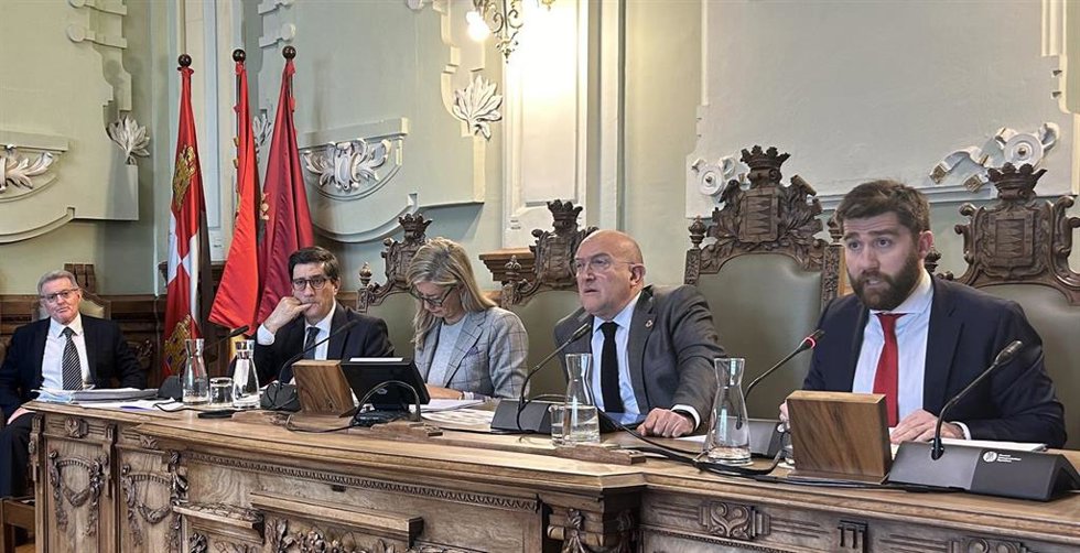 Mesa presidencial del Pleno del Ayuntamiento de Valladolid.