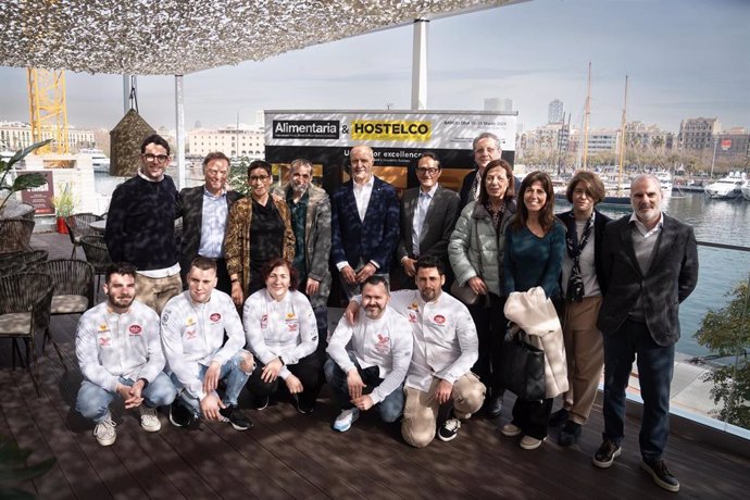 El director general de Alimentaria Exhibitions, José Antonio Valls; el presidente de Alimentaria, Antoni Llorens; y el presidente de Hostelco, Pere Taberner; con el resto del equipo de Alimentaria&Hostelco.