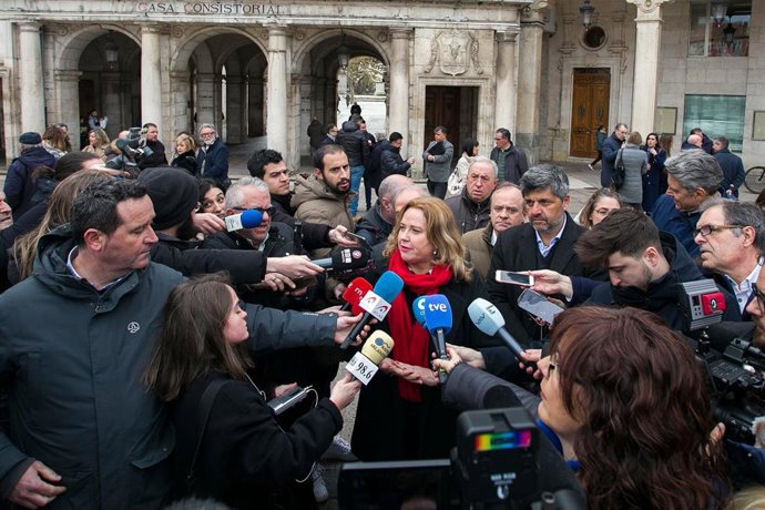 La alcaldesa de Burgos, Cristina Ayala, ofrece declaraciones tras el minuto de silencio por la muerte de un joven vallisoletano, en la Plaza Mayor de Burgos,  junto al presidente del Burgos CF, Marcelo Figoli.