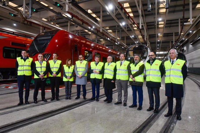 Foto de familia de los asistentes a la presentación del inicio de la fabricación de los nuevos trenes de ancho métrico de Renfe, en CAF, a 26 de febrero de 2024, en Beasain, Gipuzkoa, País Vasco (España). 