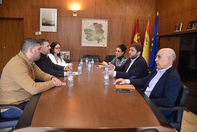 Reunión entre el consejero de Fomento de C-LM, Nacho Hernando, y el secretario general de UGT en la región, Nacho Hernando.