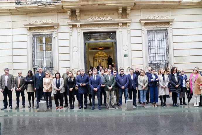 Minuto de silencio de la Diputación de Almería por las víctimas del incendio de Valencia