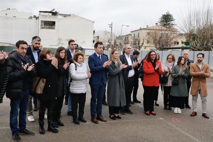 Minuto de silencio en Pollena por las víctimas del incendio de Valencia.